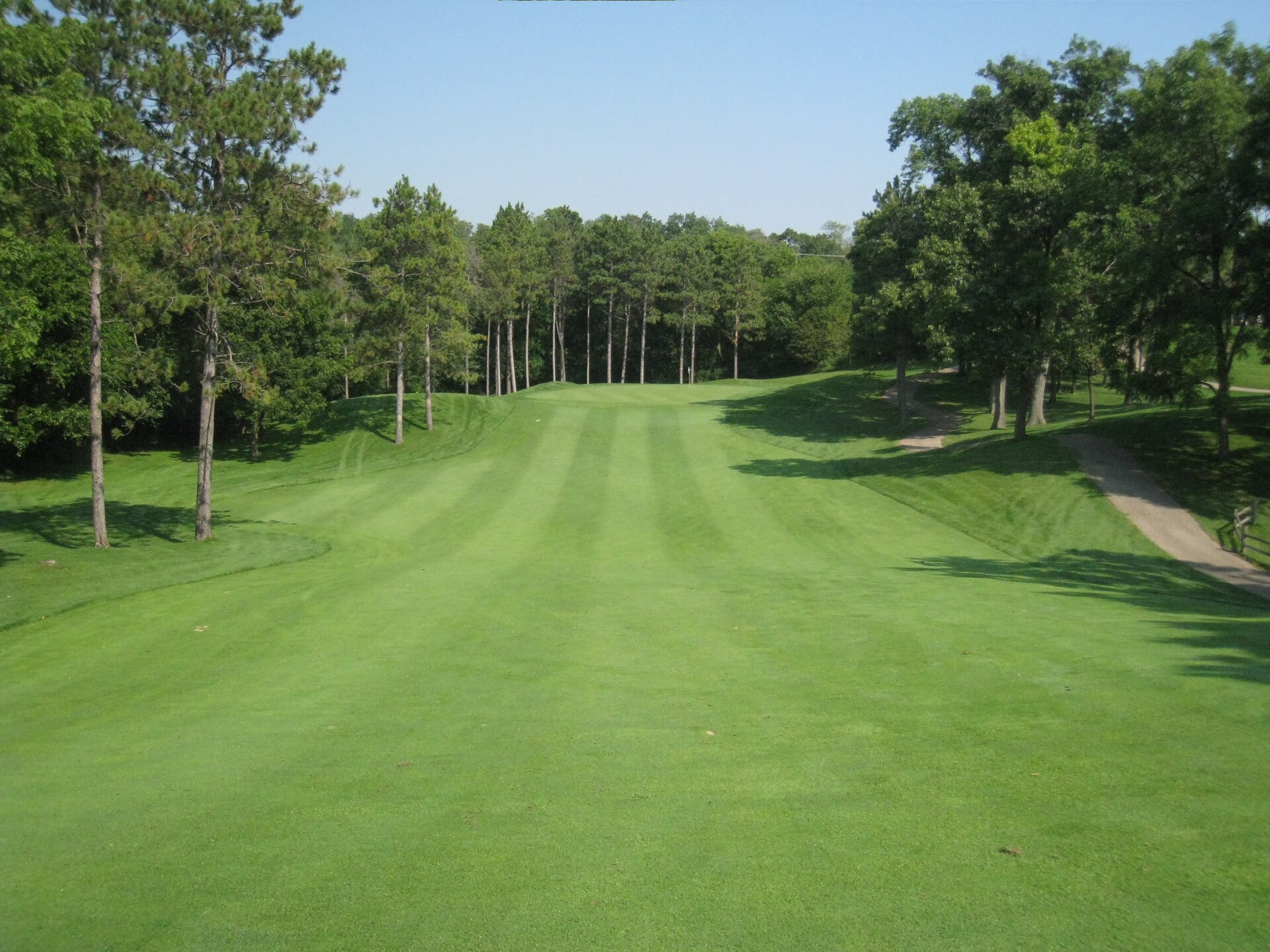 Fairway de golf arboré, visuel d’ambiance pour le Golf de la Forêt d’Orient