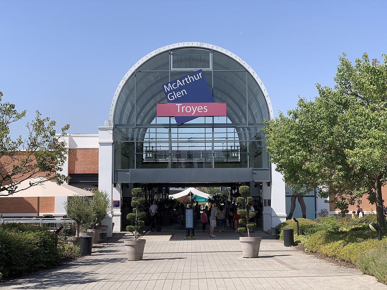 Entrée du centre McArthurGlen à Pont-Sainte-Marie