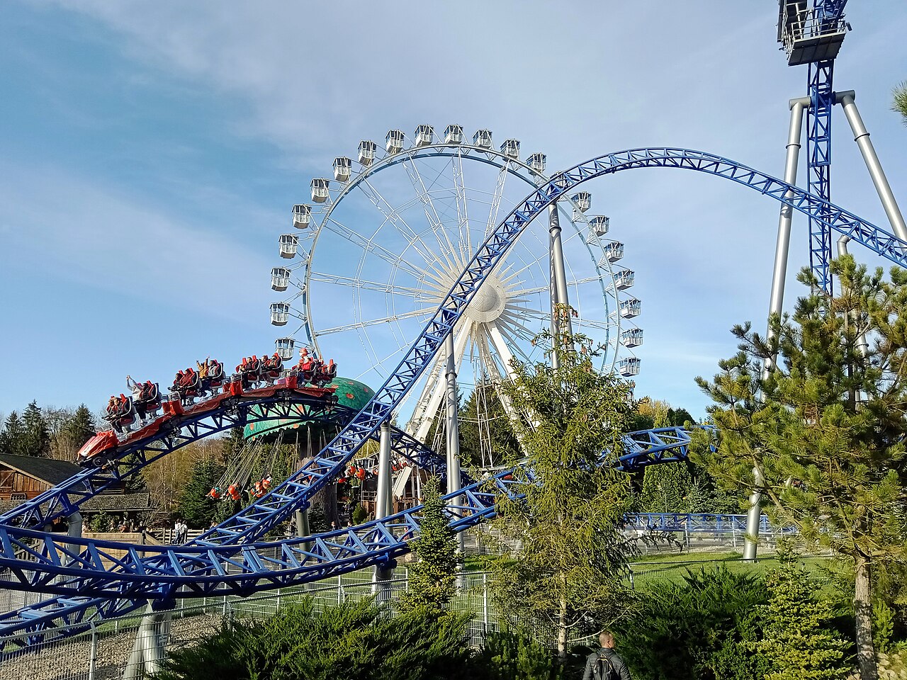 Montagnes russes Alpina Blitz et grande roue à Nigloland