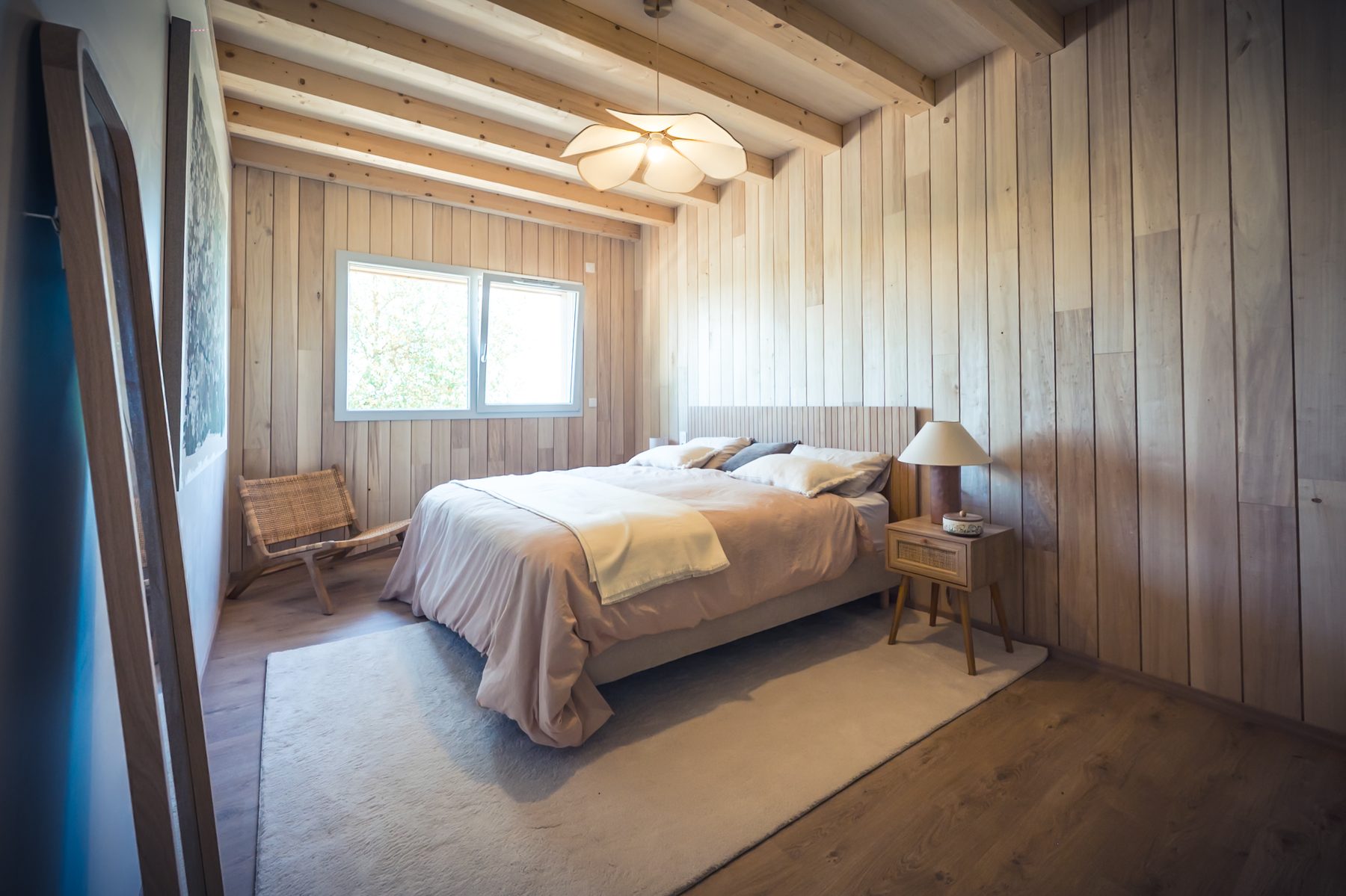 Chambre double avec ambiance bois et linge clair