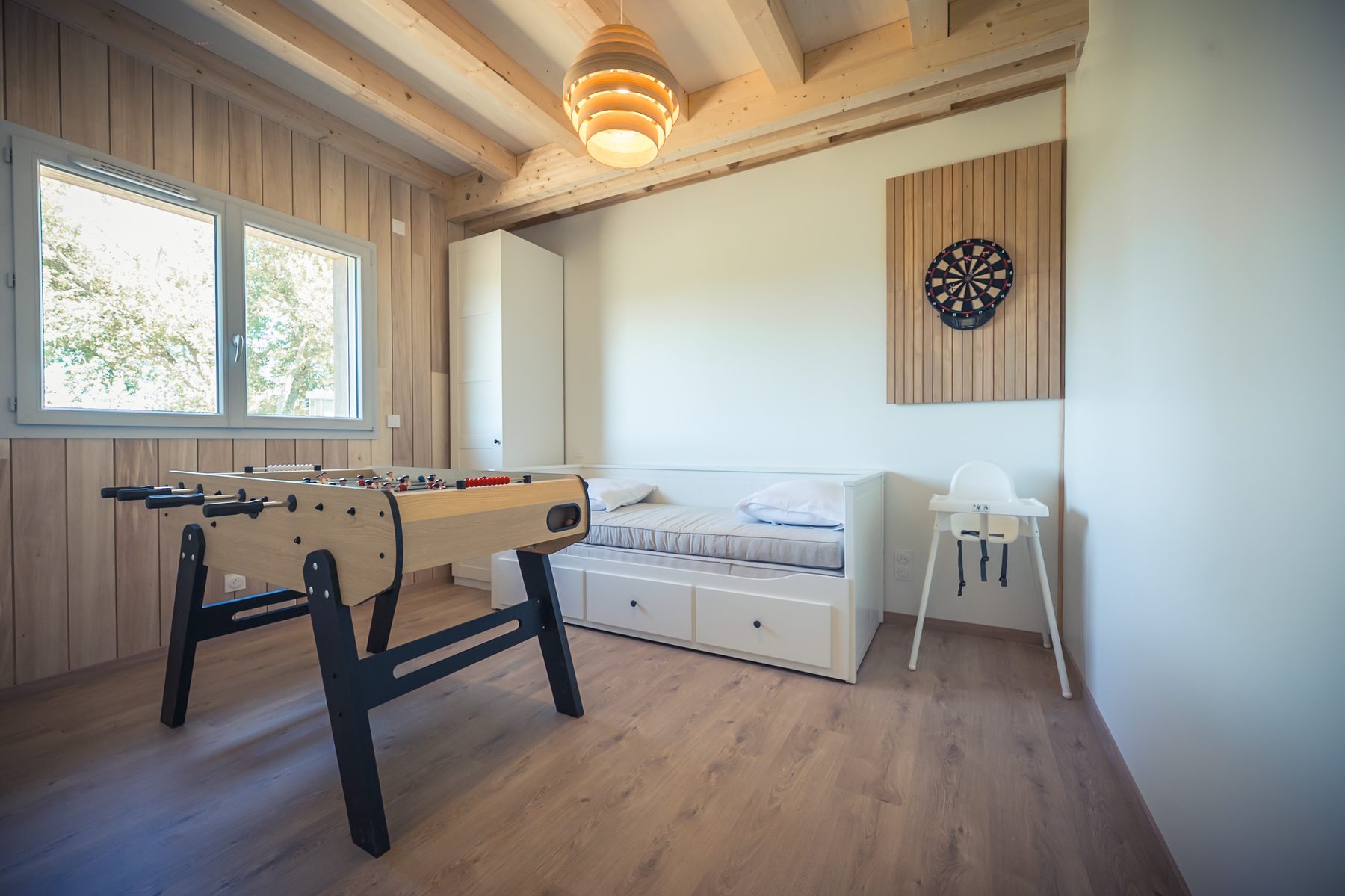 Espace jeux et couchage familial avec baby-foot