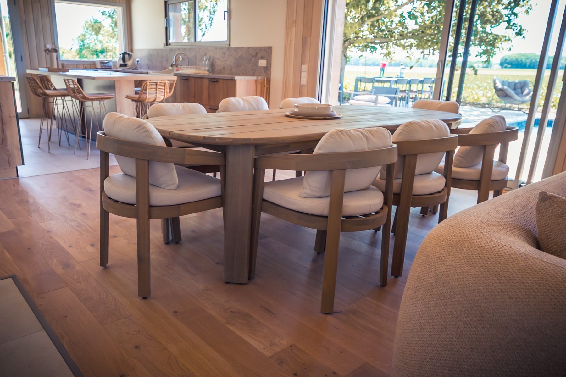 Cuisine équipée en bois clair et façades vertes