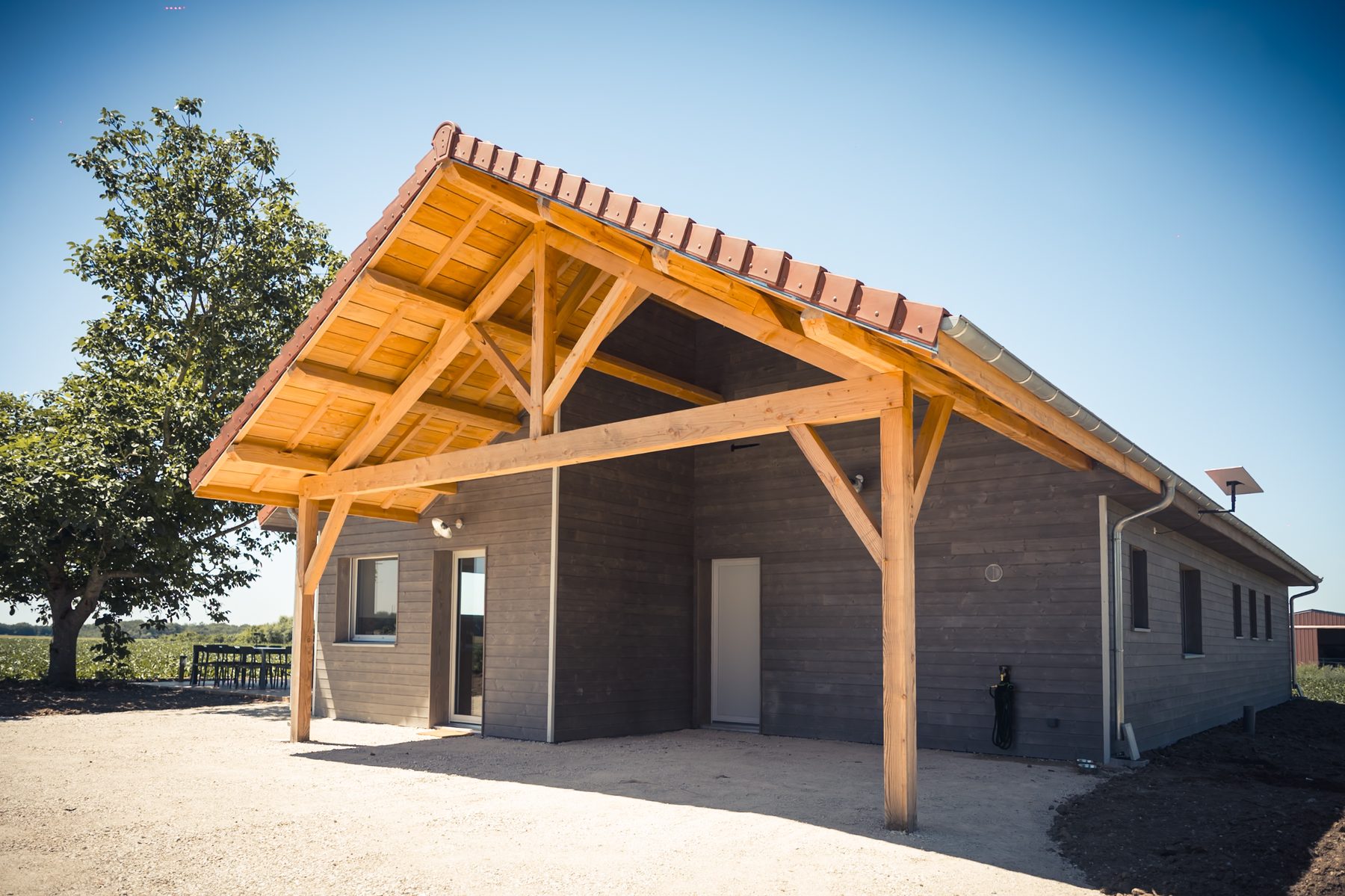 Façade bois contemporaine de la maison Ecolodge Au Bout du Chemin