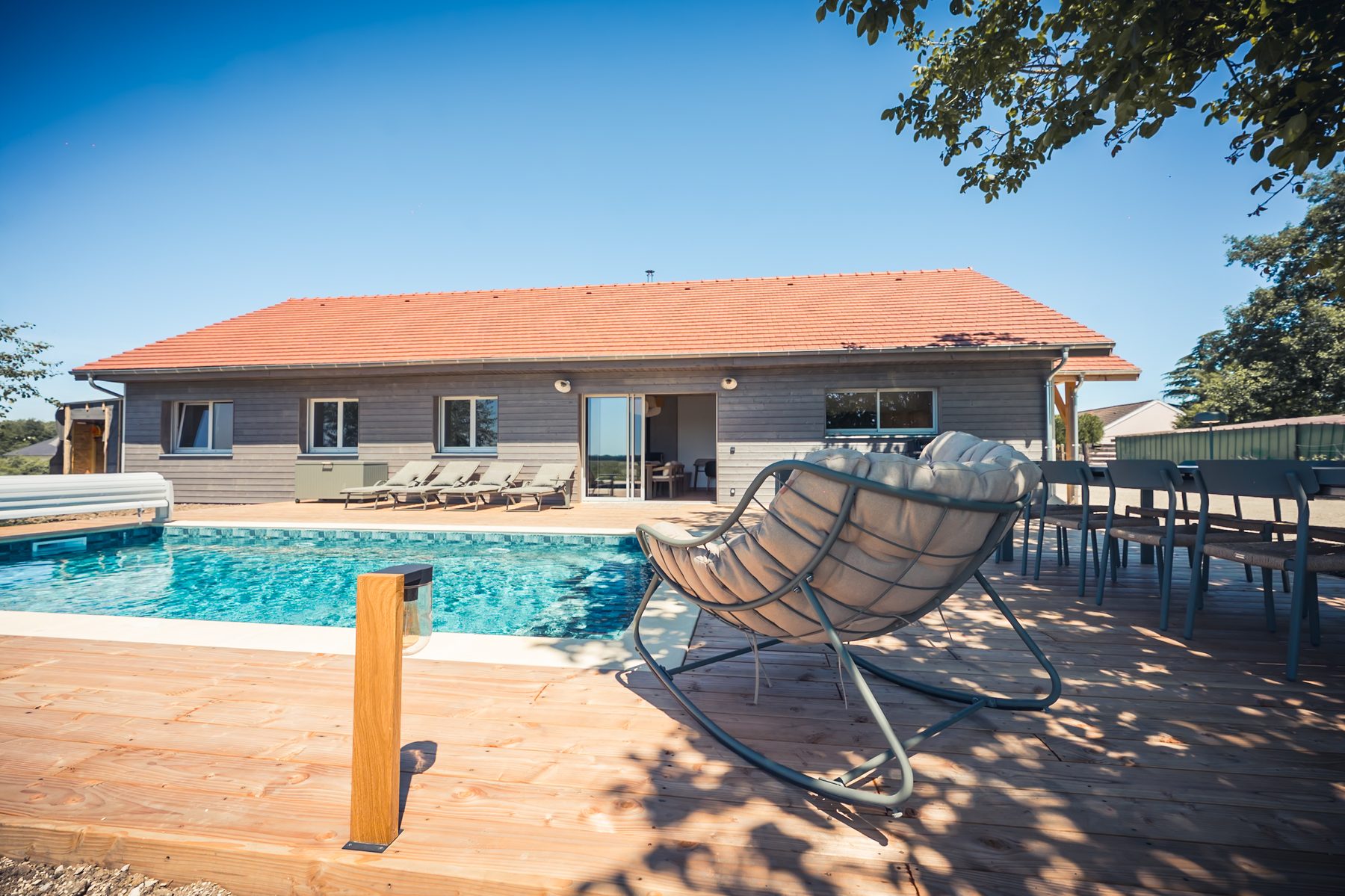 Piscine privée avec terrasse bois, transats et maison Ecolodge Au Bout du Chemin