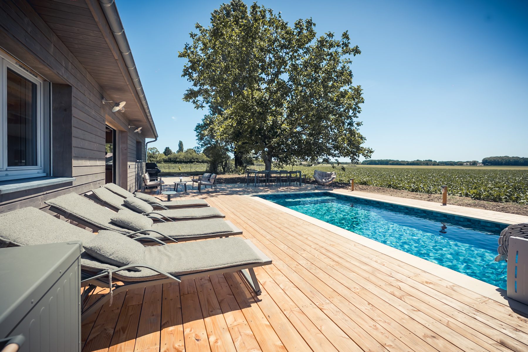 Piscine privée et transats à Ecolodge Au Bout du Chemin